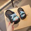 Sandalias y chanclas de exterior de EVA para niños con suela gruesa, de doble uso, con sensación de pisar caca, nuevas de verano, con puntera de carbón linda para dedos del pie