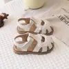 Sandalias Cerradas para Niñas Verano 2026 Nuevo Estilo Zapatos de Princesa Versión Coreana Zapatos Huecos en Forma de Corazón Transpirables con Suela Suave Zapatos de Playa