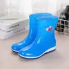 Botas de chuva femininas de cano alto com solas de borracha, sapatos impermeáveis quentes antiderrapantes de cano médio, sapatos de borracha, galochas para uso no trabalho, cozinha e mercado