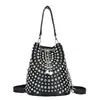 Bolso de mano con cadena estilo punk moderno de calle para mujer, otoño 2025, nuevo, personalidad, textura, remaches, bandolera