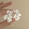Pendientes de Spray de Flor de Perla en Forma de C de Aguja de Plata Pintados, Lujo Accesible, Gama Alta, Pendientes de Moda y Versátiles, Pendientes Pequeños Frescos y Exquisitos