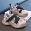 Tênis estilo "dad shoes" para crianças de 6-12 anos, tênis esportivo respirável em malha, modelos para primavera e outono, tênis leve antiderrapante com velcro para meninos e meninas
