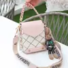 Bolsa para Teléfono con Patrón de Diamantes 2025 Bolso Cruzado con Colgante de Conejo Minibolso para Mujer con Asa de Cadena Portátil