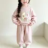 Conjunto Esportivo Infantil para Meninas Primavera e Outono 2026 Novo Estilo Moletom de Ursinho para Crianças Roupas de Primavera Conjunto Versátil de Duas Peças para Bebê