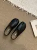 Sapatos Femininos com Salto Bloco de Couro Preto, Bico Diviso, Casco de Porco, Loafers com Detalhe de Chifre de Polegar e Corte Profundo - Primavera/Verão 2026