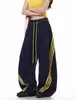 Calça de Moletom Feminina Listrada Estilo de Rua Americano com Três Listras e Corte Scimitar, Perna Larga Solta