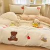 Juego de ropa de cama de cuatro piezas de terciopelo de leche de dibujos animados, funda de edredón de lana de cordero engrosada de invierno, sábana de cama de terciopelo coral, juego de tres piezas para dormitorio individual