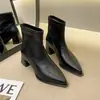 Botas de tornozelo femininas com bico fino e temperamento estilo Outono/Inverno 2026 zíper traseiro salto grosso emagrecedor versátil simples para o dia a dia elástico botas emagrecedoras