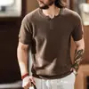 Nueva camiseta de punto para hombre, estilo retro americano, con cuello henley, manga corta, marca de tendencia verano 2026, casual para el día a día, manga corta