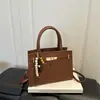 Bolsa de ombro estilosa e minimalista, perfeita para o dia a dia, uma bolsa quadrada pequena, nova coleção outono 2026, bolsa de mão casual para mulheres