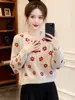 Nuevo suéter rojo estilo chino, muy adornado con flores, para mujer, colección primavera 2026, un impresionante top de punto