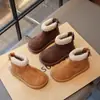 Botas de nieve para niñas, nuevas botas de invierno 2026, botines para niños, zapatos de algodón cálidos forrados de felpa para otoño e invierno, zapatos de algodón de doble capa