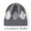 Nueva colección de otoño e invierno estilo coreano: Gorro de punto de cachemira acanalado, con diseño de rombos y bloques de color para mujer, que proporciona calidez, protección contra el frío y cobertura para las orejas.
