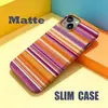 Elegante funda de teléfono de película de cobertura total, delgada y ligera, a rayas coloridas, de nicho no convencional para mujer, para iPhone 15 Pro Max y iPhone 17