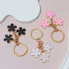 Llavero de flor fresca pequeño llavero de borla de margarita exquisita colgante decorativo para bolso de niña regalo DIY