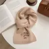 Novo Estilo de Lenço para Mulheres, Estilo Maillard Outono e Inverno Estilo Coreano Lenço de Moda Bordado, Lenço Quente para Estudantes Fabricante Atacado