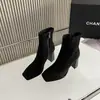 Botas de Cano Curto Elegantes de Camurça com Salto Bloco e Bico Quadrado Pequeno, Estilo Novo Outono/Inverno 2026 para Mulheres, Botas Finas de Salto Alto Francesas
