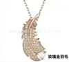 A Versão de Luxo do Colar Cisne Swarovski Apresenta Cristais Element Swarovski com um Gradiente Dinâmico em Azul, Vermelho, Preto e Branco, e uma Corrente de Clavícula de Cisne