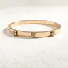 Nova oferta especial pulseira de aço titânio da moda para mulheres, design geométrico de nicho em formato de olho, aço titânio que mantém a cor, moderno e versátil