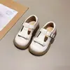 Sapatos de Princesa 2026 Mary Jane sapatos de couro de verão com nova saia estilo tanga para meninas, tamanhos médio e grande, estilo britânico retrô