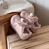 Zapatillas de entrenamiento para niños INS 2026 primavera y otoño nuevas versión coreana para niñas cabeza de champiñón fresa zapatillas deportivas casuales