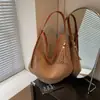 Bolsa de Palha com Franjas Retrô Transfronteiriça para Mulheres 2026 Nova Bolsa Tote Tecida Vazada de Verão Bolsa de Praia para Férias Bolsa de Trabalho