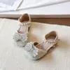 Zapatos de Cristal de Moda para Niñas 2026 Verano Nuevos Sandalias de Suela Suave con Punta Cerrada Zapatos Dulces de Princesa con Perlas Planos Versátiles