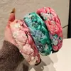 Diadema Trenzada Bicolor para Primavera y Verano con Ala Ancha, Diseño de Copa Alta, Efecto Adelgazante del Rostro, Adecuada para Salidas Diarias y Lavado de Cara