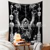Tapiz de tela con fondo de calavera en blanco y negro con explosiones transfronterizas, ambiente moderno, decoración de habitación de Halloween, tela para mesita de noche