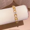 Pulsera hueca redonda de circonita cúbica chapada en oro real de 18k, una pieza de joyería lujosa y elegante con un diseño refinado, perfecta para añadir un toque de sofisticación a cualquier atuendo