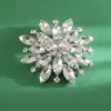 Venta al por mayor directa de fábrica nuevo corsage de aleación con pedrería para mujer broche redondo blanco