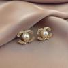 2024 nuevos pendientes elegantes de perlas con doble C para mujer, pendientes elegantes de celebridades de Internet de alta calidad, elegante colgante de diseño europeo y americano