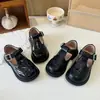 Zapatos de Cuero Versátiles Negros Estilo Británico Retro para Niñas 2026 Nuevo Estilo Primavera/Otoño Suela Suave Zapatos de una Sola Pieza Tallados Zapatos de Moda con Tira en T
