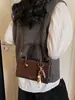 Bolso tipo baguette elegante de diseño de nicho para mujer 2025 Nuevo modelo de invierno Bolso de hombro cruzado diario de retazos de lujo ligero