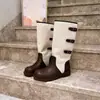 Botas de cowgirl western super macias de couro de vaca, modelo hot girl vintage, com salto grosso color block e fivela de cinto, novo modelo 2026, botas longas