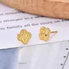 Aretes de Botón de Trébol de Cuatro Hojas Dorados Arena No Descolorables para Mujer, Joyería de Lujo Ligero de Nicho de Gama Alta Versátiles, Aretes de Botón de Moda para el Trabajo, Venta al por Mayor