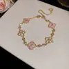 Pulseira geométrica floral oca em formato de diamante de zircônia, um acessório luxuoso e de alta qualidade, uma joia única e estilosa que complementa qualquer look, projetada para mulheres.