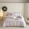 Conjunto de Quatro Peças em Gaze Dupla 100% Algodão com Bordado Estilo Desenho Animado para Estudantes de Dormitório e Crianças, Conjunto de Três Peças, Roupa de Cama Macia e Amiga da Pele