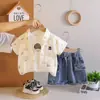 Moda Estilo Coreano Conjunto de Camisa Casual Curta com Desenho para Bebês e Crianças Pequenas Roupas de Verão Camisa com Letra Conjunto de Três Peças Atacado Tendência