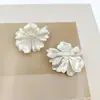 Broche Pequeño Estilo Chanel Flor 3D Accesorios para Ropa Qipao Traje Sensación de Alta Gama Camelia Irregular Pin de Perla