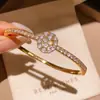 Pulseira Flor com Fecho Banhada a Ouro 18K Real com Zircônia Design Versátil de Nicho Pulseira Joias Leves de Luxo de Alta Qualidade para Mulheres