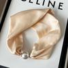 Lenço Quadrado Pequeno de Luxo de Entrada Francês Primavera e Verão Colar de Pérolas Lenço com Fivela Magnética para Preguiçosas Lenço Feminino com Corrente Clavicular