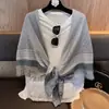 Bufanda Pequeña de Cuadros Grises para Mujer, Nuevo Estilo de Verano, Bufanda Cuadrada Grande con Protección Solar, Adecuada para Viajes y Fotos, Bufanda de Seda para Habitaciones con Aire Acondicionado, Chal Exterior para Mujer