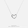Collar de lujo ligero con forma de nicho hueco para mujer, estilo japonés y coreano, diseño simple, colgante con cadena de clavícula que combina con todo.