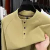Nueva sudadera de terciopelo cepillado para otoño e invierno para hombre, casual y sencilla, con cuello alto y diseño de tres botones, ropa de hombre cálida y elegante