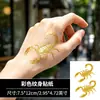 Pegatina de tatuaje de escorpión con relieve dorado con un genial diseño de escorpión metálico para el dorso de la mano y el brazo, estilo asiático personalizado, pegatina impermeable y duradera