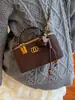 2025 Nuevos Bolsos de Otoño e Invierno Diseño de Nicho Bolsos Cruzados de Gama Alta para Otoño e Invierno Bolsos de Cubo de Mano Bolsos Versátiles