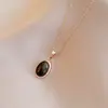 Collar de acero de titanio con colgante de ojo de gato ovalado 2023 Nuevo diseño de nicho de celebridad de Internet cadena de clavícula de lujo ligero electrochapado en oro real