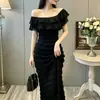 Vestido longo preto de verão, acinturado, emagrecedor e que realça a silhueta, com fenda, apresentando um design de ombro único com babados estilo francês para mulheres