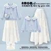Conjunto de duas peças estilo preppy para meninas para o início do outono: moletom estiloso com gola Peter Pan, laço e saia branca em camadas